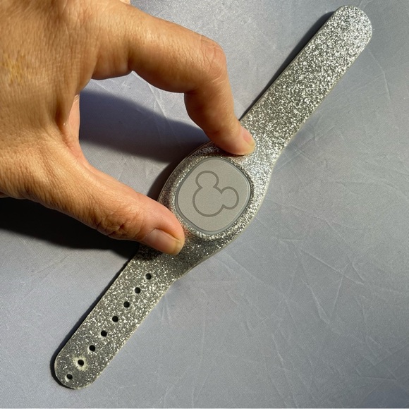 Silver Glitter Magic Band+ - Picture 3 of 3